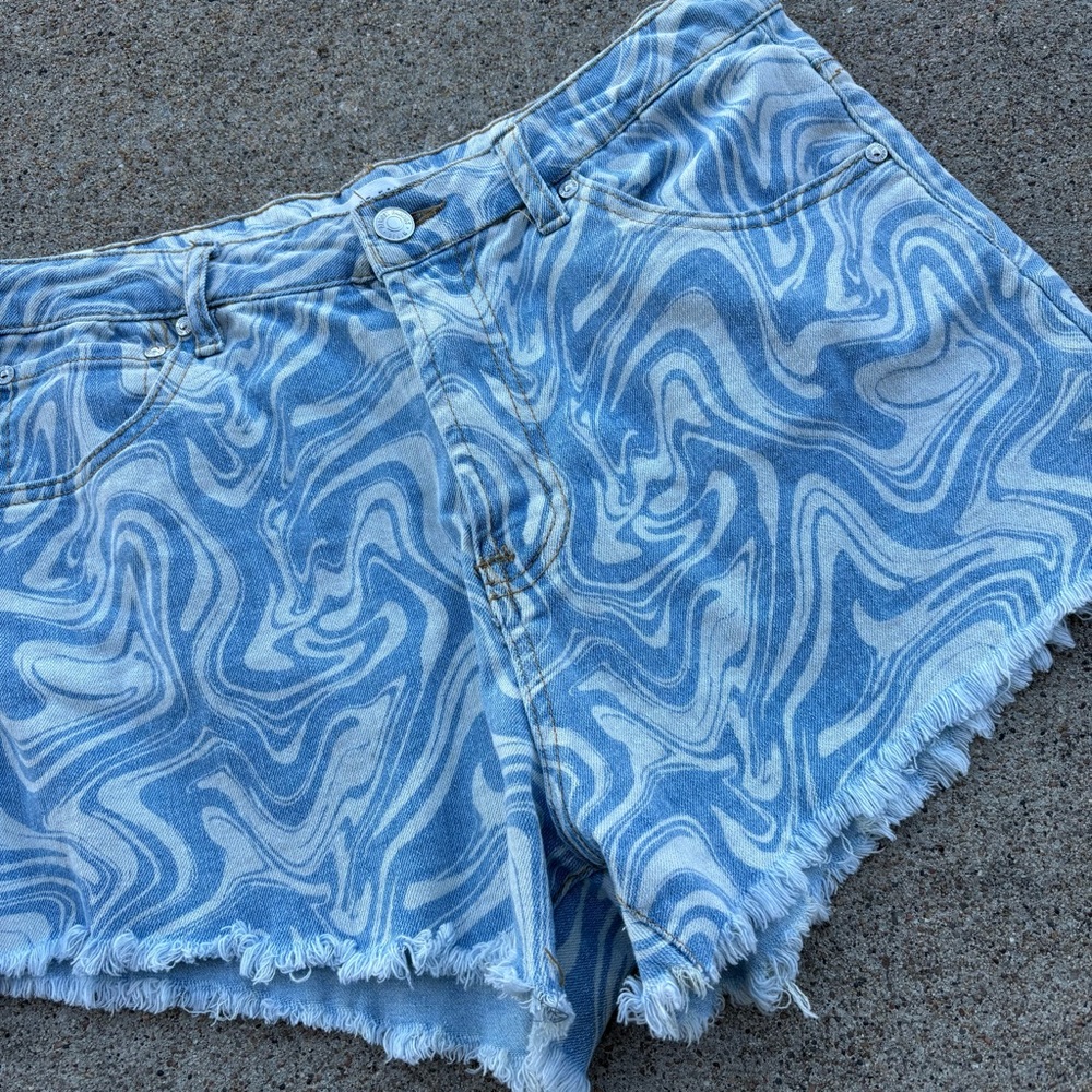 Almost Famous Blue Swirl Jean Shorts - Picture 2 of 4
